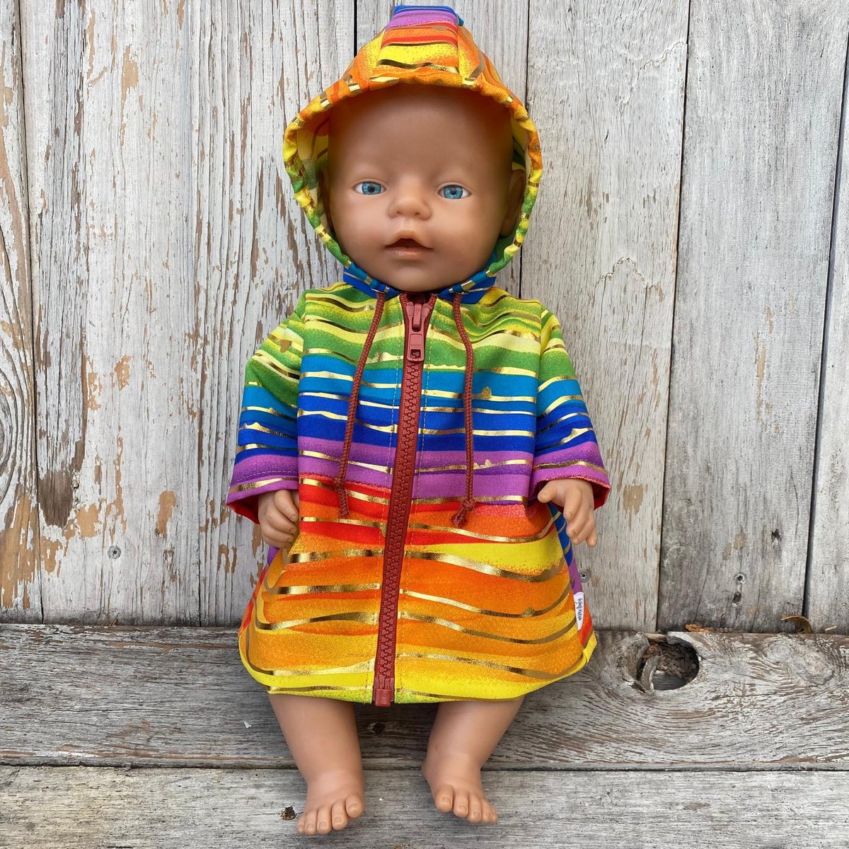 Poppenkleertjes Maat 43 Jasje Regenboog Metallic – Kleurrijk Poppenjasje met Capuchon en Rits – Geel Oranje Rood Paars Groen