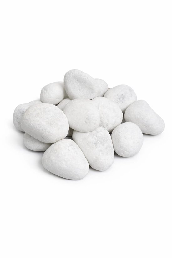 Witte rivierstenen gebruikt als decoratie in een bloempot, rond een plantenbak, op een tuinpad en in een glazen pot.