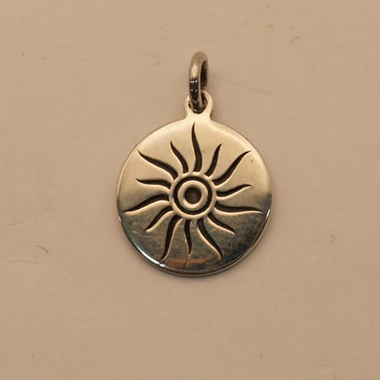 Pendentif rond argenté gravé d'un petit soleil, avec une bélière.