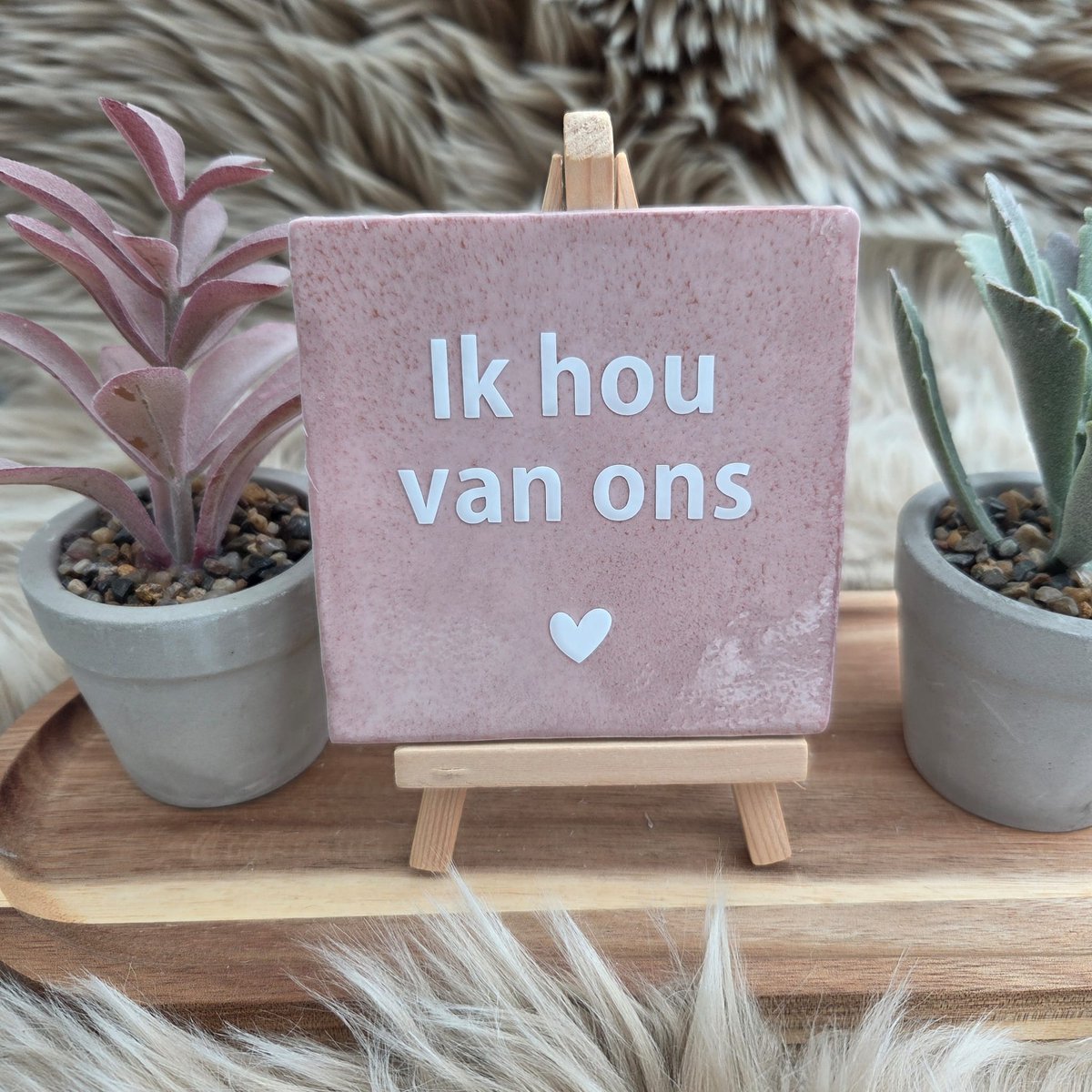 CreaCraft Robuust Wenstegeltje – Ik Hou van Ons – Hip trendy tegeltje – 10x10 cm – Cadeau voor Partner, Valentijn of Jubileum – Stijlvol en Persoonlijk Woonaccessoire - Zomaar - Voor jezelf - Deco – Trendy nu Robuust lichtroze/Wit