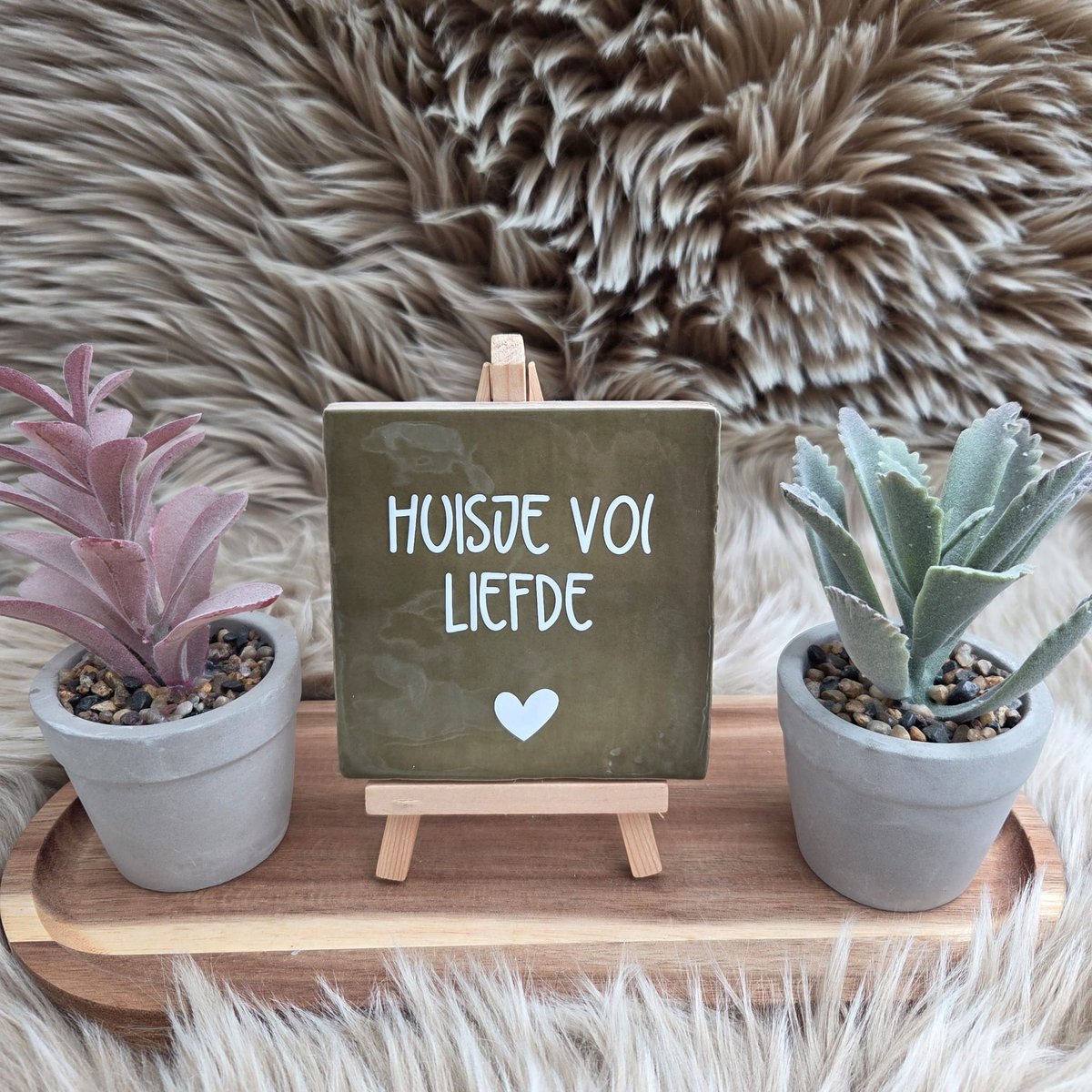 CreaCraft Robuust Wenstegeltje – Huisje vol Liefde – Wanddecoratie – Cadeau voor Nieuwe Woning, Housewarming of Gezinscadeau – Sfeervol en Persoonlijk - Vriend(in) – Trendy nu – Decoratief Tegeltje met Standaard – Cadeau Idee - Tegeltje met tekst Olijfgroen/Wit