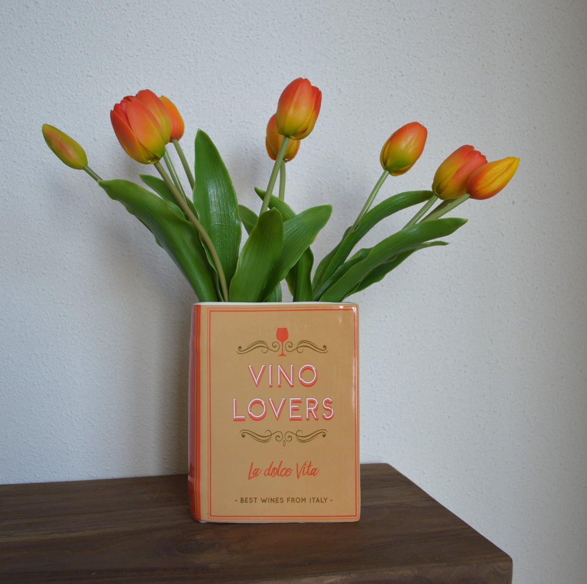 Woonyard boekvaas Vino Lovers – La dolce vita – decoratieve vaas met tulpen