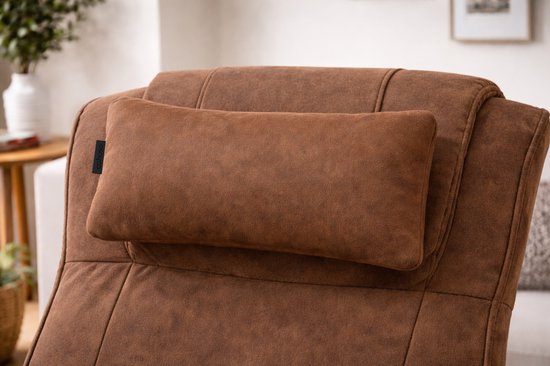Bruin, suède-achtig nekrolkussen op een bruine fauteuil, met COHOSO-label.