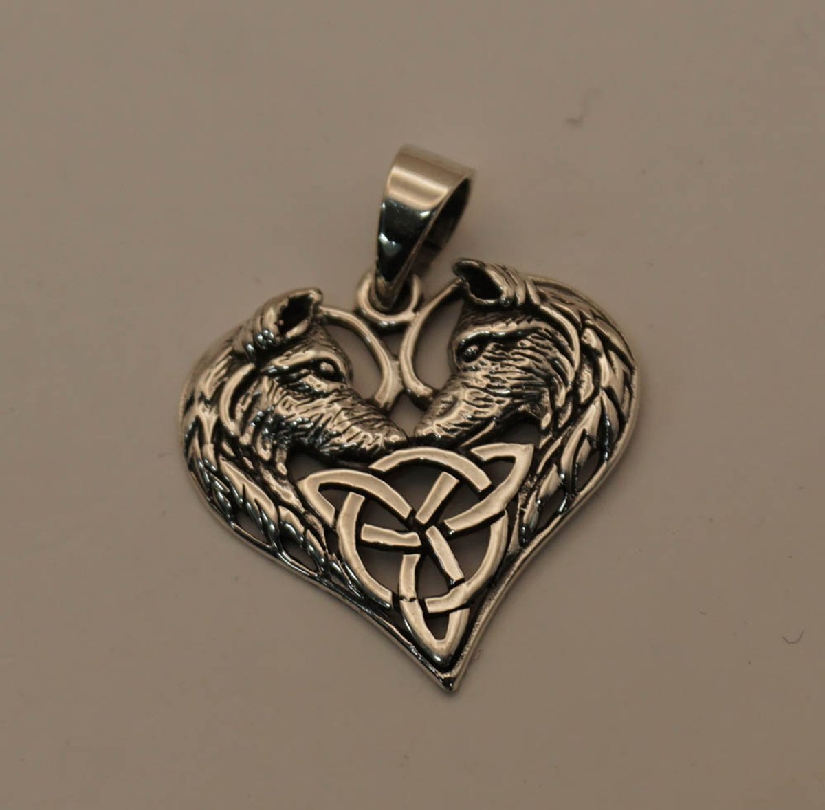 Liefdes hangertje van 2 wolven in hartvorm met een triskel gemaakt van 925 zilver - sterling zilveren hanger van 2 verliefde wolvenkoppen - wolven hanger - bedel voor aan ketting van wolven - wolf hanger van zilver - bedel wolf voor dames en heren