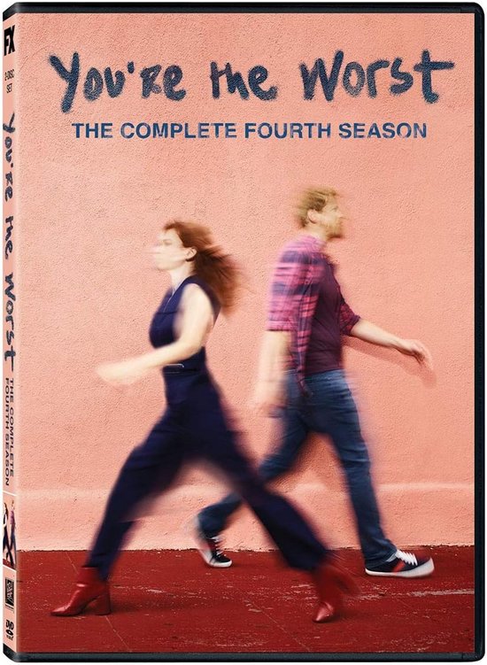 De complete vierde seizoen van You're the Worst DVD. Een man en een vrouw lopen langs een roze muur.