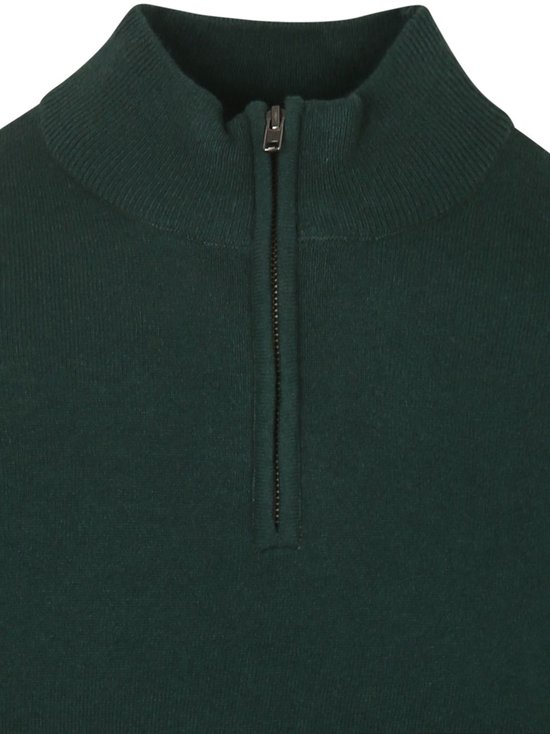 Détail d'un pull en laine mérinos vert foncé avec fermeture éclair à la gorge et col montant.