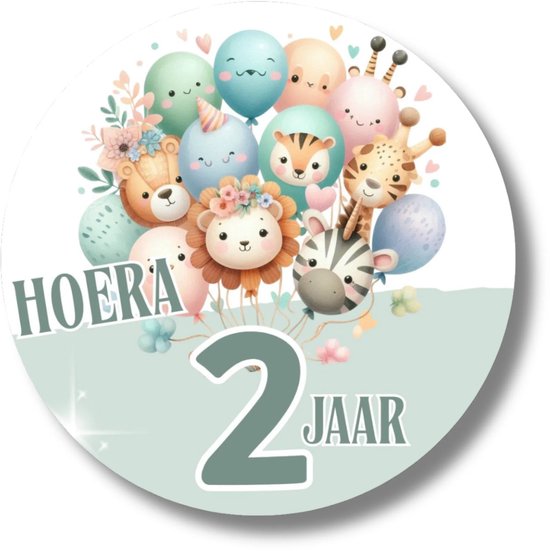 Ronde sticker met "Hoera 2 jaar", een leeuw, tijger, zebra, giraf, beer, ballonnen en bloemen.