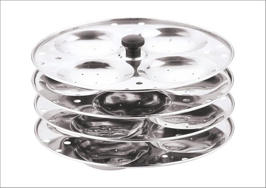 Stapelbare idli maker van zilverkleurig roestvrij staal met 4 niveaus en een zwarte knop.