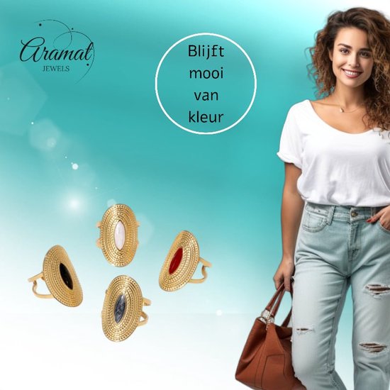 Model met krullend bruin haar draagt een gouden ring met een ovaal emaille inzetstuk. Vier ringen met rode, witte, zwarte en blauwe inzetstukken.