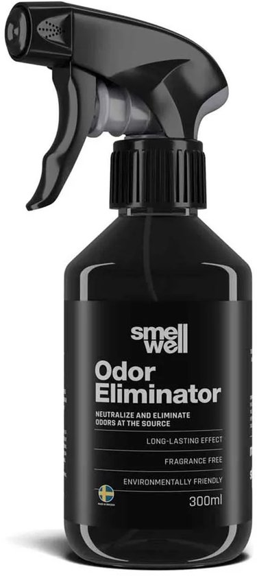 Zwarte SmellWell Odor Eliminator sprayfles op een witte achtergrond. Het etiket toont de tekst 'Odor Eliminator'.