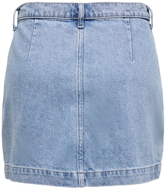 Achterkant van een lichtblauwe denim skort met bandplooien aan de achterkant.