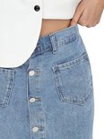 Close-up van de tailleband van een lichtblauwe denim skort.