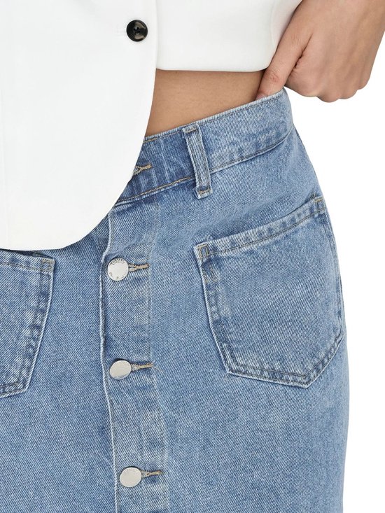 Close-up van de tailleband van een lichtblauwe denim skort.