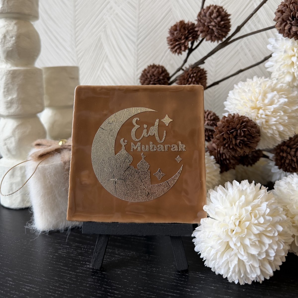 Hartjespost Tegeltje Eid Mubarak, bruin, goud | tegeltjes met tekst | spreuktegel | tegeltjeswijsheden | Cadeau | Ramadan | Ramadan | Eid Decoratie | Eid Mubarak Versiering | Suikerfeest | Eid al-Fitr | Islamitische | 10x10