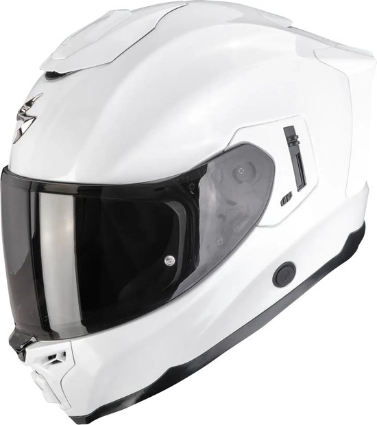 Witte integraalhelm van Scorpion met getint vizier en zwarte accenten. Ventilatieopeningen zichtbaar aan de zijkant en bovenkant.