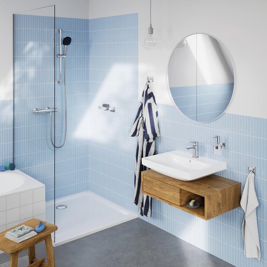 Moderne badkamer met douche, bad, wastafel en een chroom thermostaatkraan op de douche.