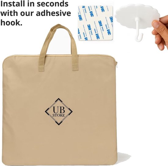 Beige draagtas met een ritssluiting en de tekst 'UB STORE' in een ruit. Rechts een hand die een wit wolk-haakje met een haakje ophangt.