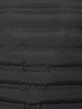 Detail van de horizontale, gewatteerde textuur van de zwarte bodywarmer van Bjørnson.