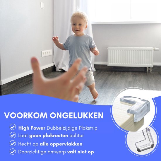 Baby loopt naar ouder, met transparante hoekbeschermers op de tafel