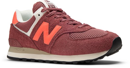 Klassieke New Balance 574 sneakers in rood gesteente met oranje N-logo en accenten.