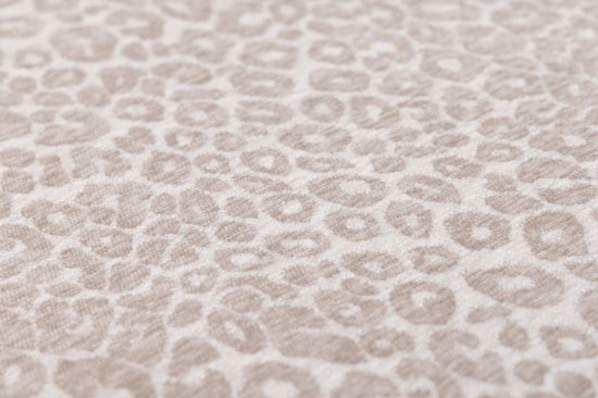 Close-up van de beige luipaardprint stof van een hondenmand.