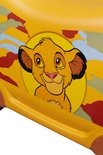 Close-up van Simba's gezicht op de gele koffer met camouflageprint.