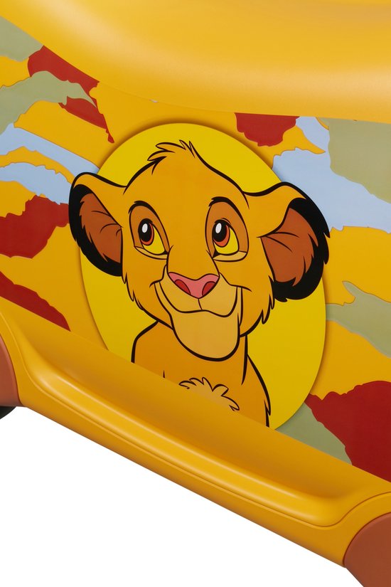 Close-up van Simba's gezicht op de gele koffer met camouflageprint.