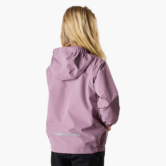 Achterkant van een lichtpaarse jas met capuchon en reflecterende streep onderaan. Zwarte broek.