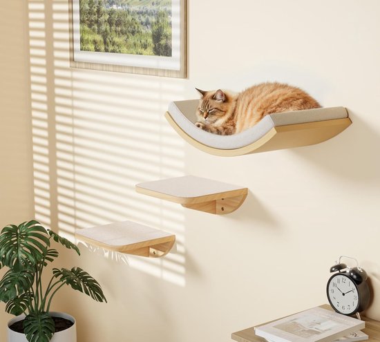 Een slapende kat op een gebogen kattenplank. Twee lagere, rechte kattenplanken hangen eronder, met plant en wekker.