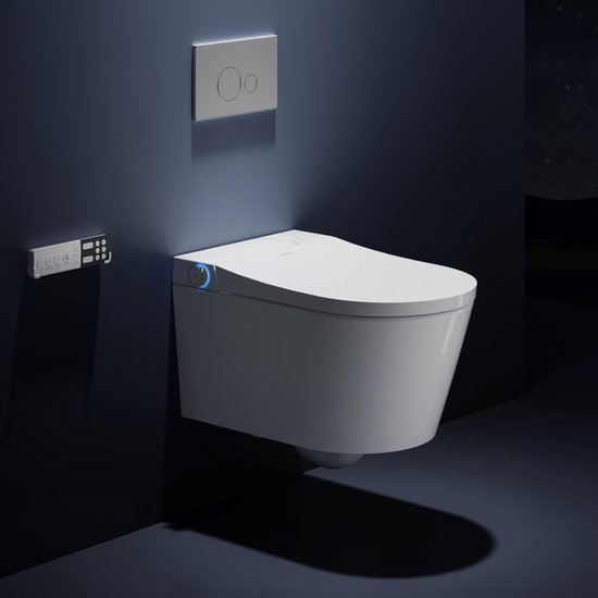 Witte wandhangende toiletpot in een donkere badkamer met een afstandsbediening aan de muur.