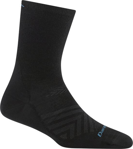 Zwarte Darn Tough hardloopsok met blauwe logo en chevronprint op de zool.