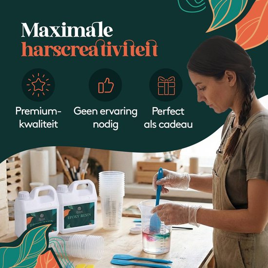 Vrouw met handschoenen mengt epoxyhars in een beker. Drie iconen: premium kwaliteit, geen ervaring nodig, perfect als cadeau.