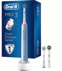 Blauwe Oral-B Pro 3 elektrische tandenborstel op oplader, met 2 extra opzetborstels.