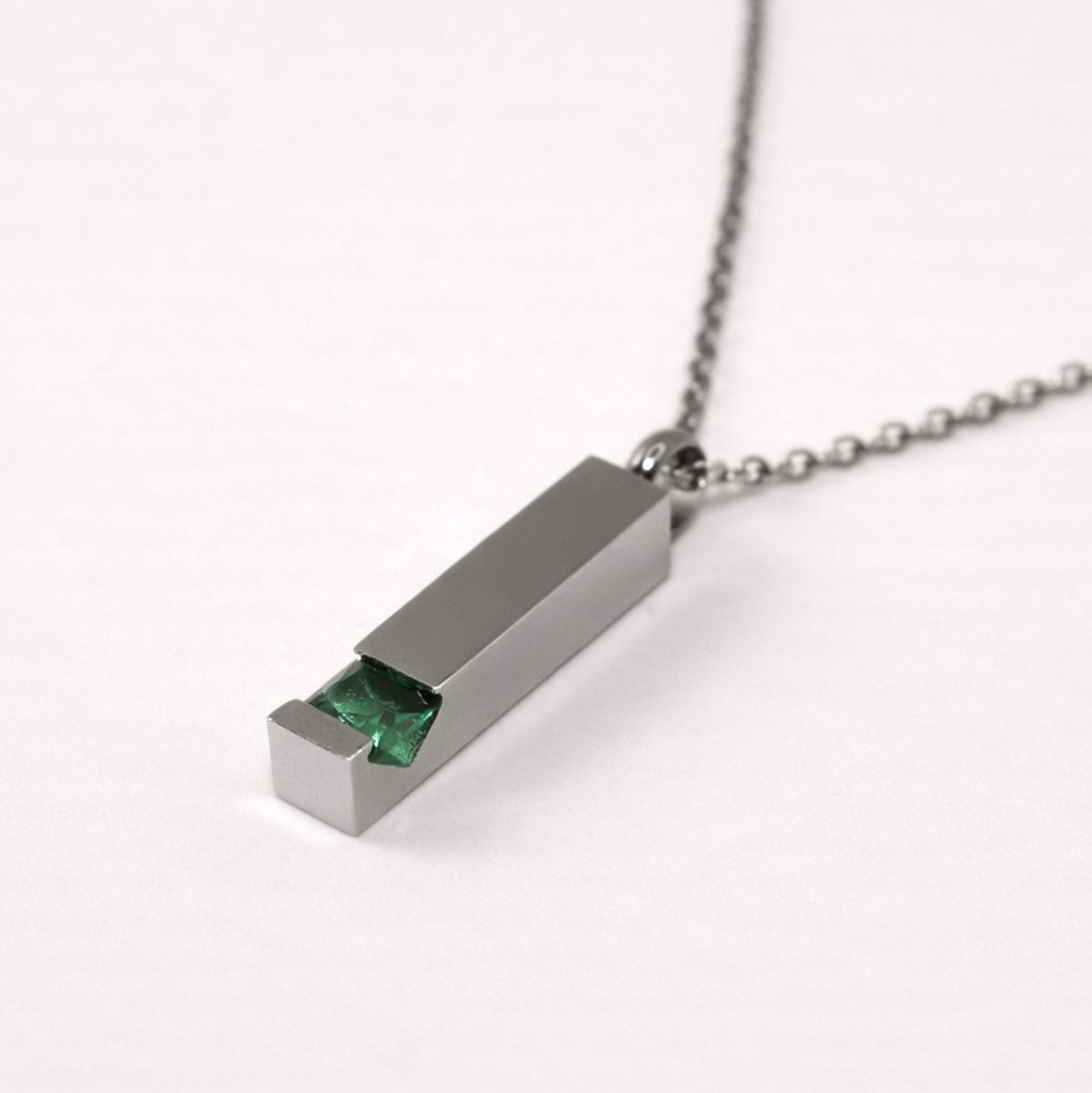 Assieraad - Ashanger - Ashanger met ketting - Mini urn - Geboortesteen Smaragd - Mei - Zilverkleurig