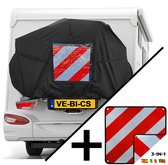 Camper met zwarte fietshoes en een bijgevoegd markeringsbord met rode en witte strepen.