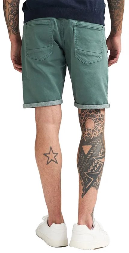 Achterkant van groene slim fit stretch denim shorts met opgerolde zomen en vijf zakken.