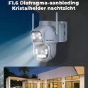 Witte Genbolt beveiligingscamera met dubbele lens en verlichting, gemonteerd op een muur.