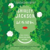 Boekhoes met de titel 'Let Me Tell You' van Shirley Jackson, omringd door groen gebladerte en witte bloemen. Rood lippenmotief en parelketting.