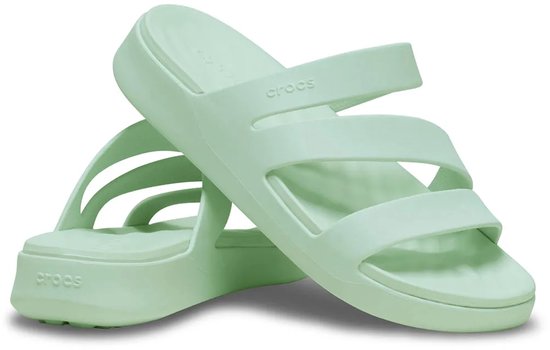 Paar mintgroene Crocs teenslippers met drie dunne bandjes, zijkant.
