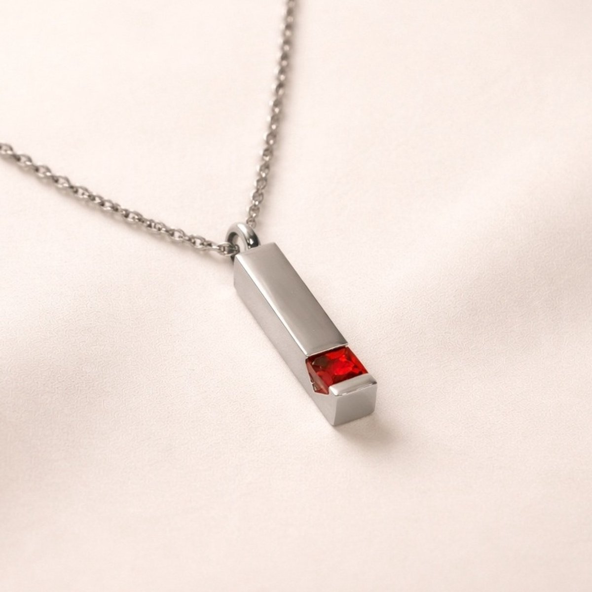 Assieraad - Ashanger - Ashanger met ketting - Mini urn - Geboortesteen Granaat - Januari - Zilverkleurig