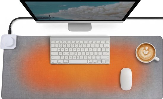 Grijze verwarmde muismat met een oranje gloed, een toetsenbord, muis, monitor en kopje koffie.