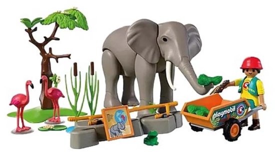 Grijze olifant met een dierentuinverzorger, twee roze flamingo's, planten en een kruiwagen met voedsel.