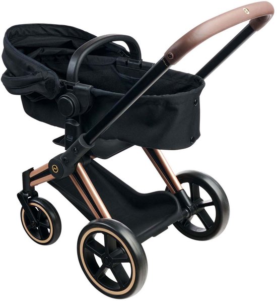 Zwarte poppenwagen met bruin handvat, koperkleurig frame en mand.