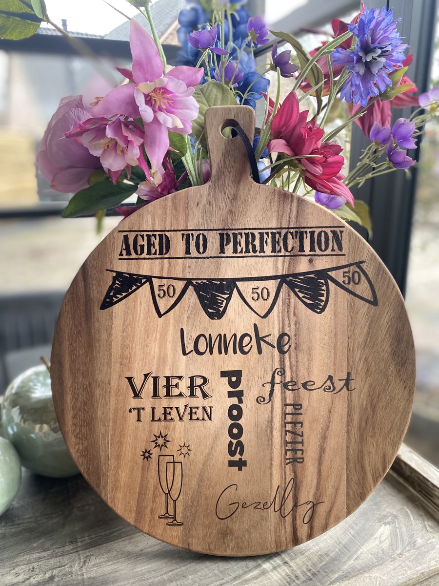 Creaties van Hier - Serveerplank - 50 Jaar - Gepersonaliseerd Cadeau - Hout - 45 cm