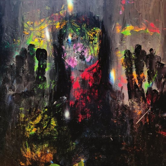 Abstract schilderij met een gezicht in felle kleuren, omringd door donkere tinten en palmafdrukken.