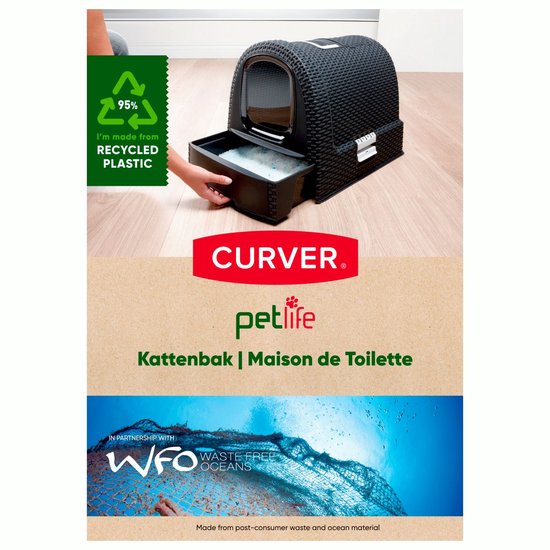 Curver kattenbak van 95% gerecycled plastic met lade, afgebeeld met een hand die de lade uittrekt.