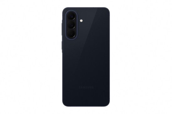 De achterkant van de Samsung Galaxy A57 5G in de kleur Awesome Navy met een drievoudige camera.