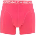 Koraalkleurige boxer met een elastische tailleband met tekst.
