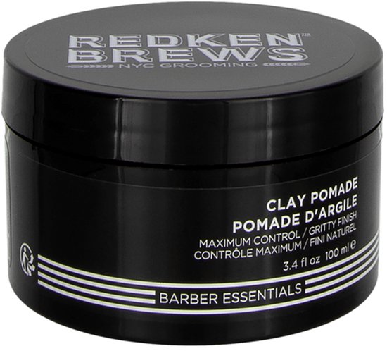 Zwarte pot met 'Redken Brews NYC Grooming' op het deksel. Bevat 'Clay Pomade Pommade d'argile'.