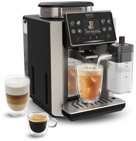 Krups Sensation volautomatische espressomachine, die een iced caffè latte bereidt met een latte macchiato en espresso ernaast.